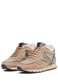 Sandfarbene und graue Sneaker mit Wildleder- und Wolltextur, hoch geschnittenem Design, runder Zehenform und kontrastierender schwarzer Gummi-Sohle.