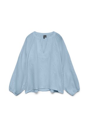 Világoskék, hosszú ujjú blúz ballon ujjakkal, kerek nyakkivágással, elülső sliccel, finom hímzett virágmintás kivágásokkal.