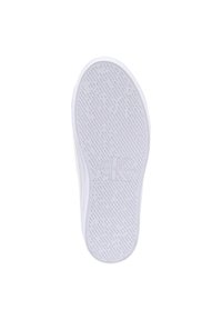 Suola di sneaker bianca con motivo testurizzato e logo impresso. Il materiale appare gommoso, progettato per garantire aderenza e durata.