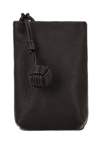 Pungă din piele neagră cu finisaj texturat, prevăzută cu un șnur înnodit pentru închidere. Formă dreptunghiulară cu colțuri inferioare rotunjite.