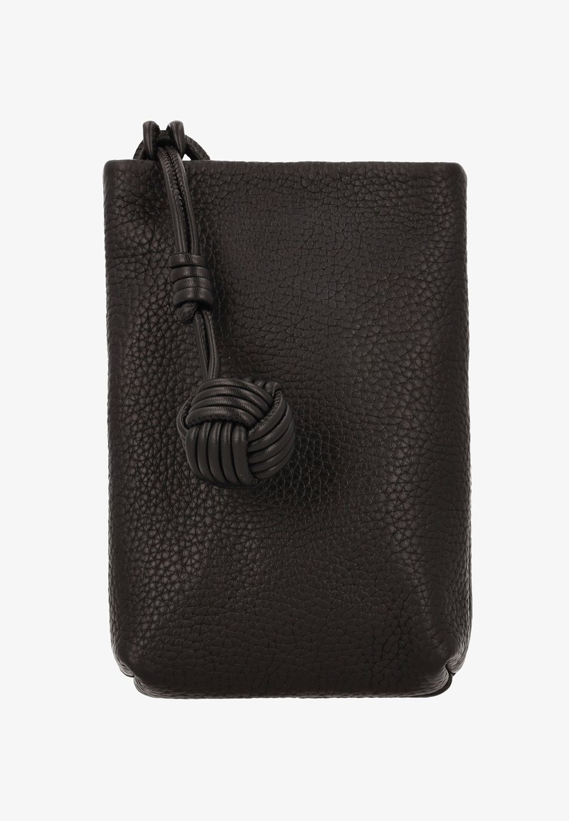 Pungă din piele neagră cu finisaj texturat, prevăzută cu un șnur înnodit pentru închidere. Formă dreptunghiulară cu colțuri inferioare rotunjite.