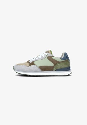 Sneakers con una combinazione di materiali in suede e mesh bianco, beige, grigio e verde. Presentano una suola intermedia bianca e dettagli decorativi sui lati.