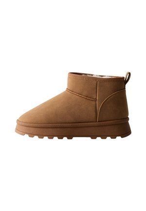 Botte d'hiver marron montant à la cheville, avec une semelle épaisse et une doublure intérieure douce, conçue pour la chaleur et le confort.