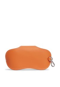 Πορτοκαλί δερμάτινο πουγκί με ομαλή υφή, κυρτό σχήμα και λευκή ραφή. Διαθέτει ασημένιο κούμπωμα για προσάρτηση.