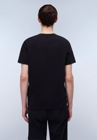 Svart bomullströja med korta ärmar, rund hals och rak nederkant. Minimalistisk design utan mönster eller synliga detaljer.