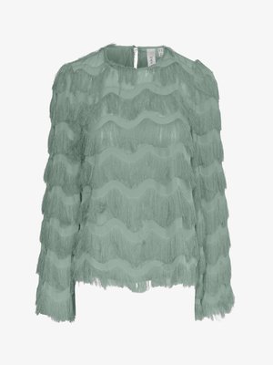 Blusa verde menta a maniche lunghe con design a frange orizzontali sovrapposte, tessuto testurizzato, scollatura rotonda e chiusura con bottone sul retro.