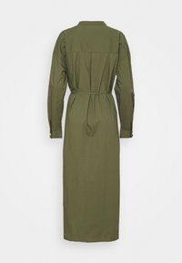 Vestito lungo olive green, con maniche lunghe, colletto, vita con cintura e polsini abbottonati; realizzato in tessuto morbido, con taglio dritto e lunghezza fino al polpaccio.