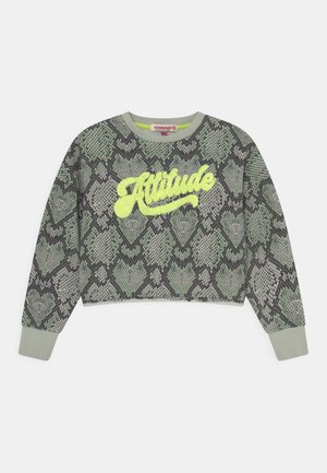 Grünes und graues Snake-Print Langarm-Cropped-Sweatshirt mit neon-gelbem, strukturiertem „Attitude“-Schriftzug über der Brust.