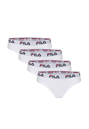 Fire hvide Fila-mærkede briefs med elastiske taljebånd, der viser Fila-logoet i sort og rødt, arrangeret i et forskudt stak.