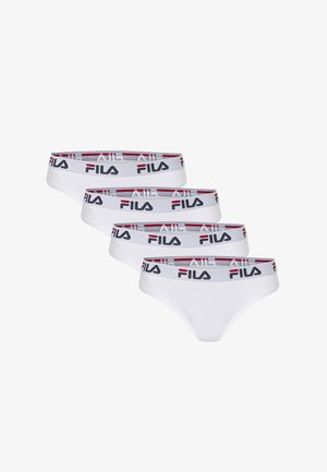 Fire hvide Fila-mærkede briefs med elastiske taljebånd, der viser Fila-logoet i sort og rødt, arrangeret i et forskudt stak.