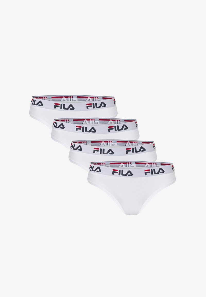 Quatre slips blancs de la marque Fila avec des ceintures élastiques affichant le logo Fila en noir et rouge, disposés en pile décalée.
