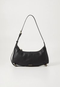 Crna kožna torba za rame s zakrivljenim oblikom, teksturiranom površinom, podesivim remenom i pozlatnim metalnim detaljima. Ima pločicu s imenom brenda.