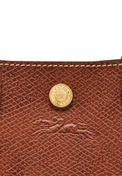 Braune Lederhandtasche mit strukturiertem Oberflächenmaterial, ausgestattet mit einem runden Logo in Goldtone und einem geprägten Design eines Pferdes. Sichtbare Steppnähte sind vorhanden.