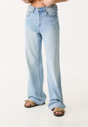 Lichtblauwe hoge taille, wijde jeans hebben een licht versleten afwerking en een vijf-pocket ontwerp. Het materiaal is denim met een zachte textuur.