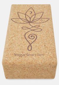 Bloc de yoga din plută cu formă rectangulară, având un design cu lotus purpuriu și textul "YogaSearcher", evidențiind o textură naturală și o culoare deschisă.