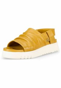 Gelbe Leder-Sandale mit abgerundeter Zehenpartie, zerknittertem Design und weißer Plattformsohle. Enthält einen Riemen an der Ferse für zusätzlichen Halt.