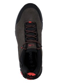 Zapato de ante gris con acentos en negro y rojo. Presenta un upper texturizado, cordones redondos y una suela de goma. Diseño simple y redondeado.