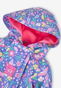 Cappotto antipioggia impermeabile per bambini con un motivo floreale viola, foderato in pile rosa e una vivace toppa con logo sul davanti.