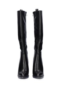 Botas de cuero negro hasta la rodilla con un diseño elegante, textura suave y un tacón alto. Presentan un cierre lateral para facilitar la puesta.