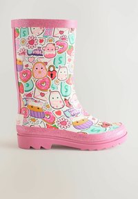 Rosa regnstövel med glansig, vit kropp som har färgglada, lekfulla mönster av matvaror och hjärtan. Glittrig rosa kant och gummisål.