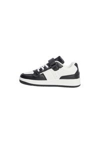 Sneaker bianco e nero con un upper in pelle liscia, una cintura a strappo, chiusura con lacci e una suola in gomma testurizzata.