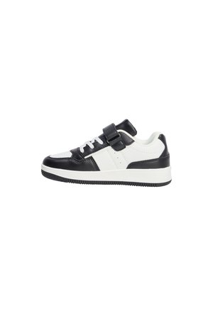 Zwart-witte sneaker met een soepel leren bovenwerk, een klittenbandsluiting, vetersluiting en een gestructureerde rubberen zool.