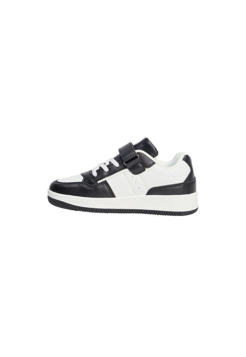 Sneaker bianco e nero con un upper in pelle liscia, una cintura a strappo, chiusura con lacci e una suola in gomma testurizzata.