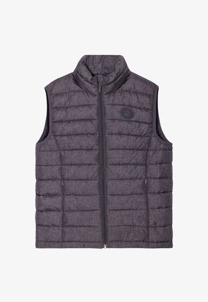 Gilet grigio trapuntato con colletto alto, zip frontale e una toppa con logo. Presenta un tessuto testurizzato e design senza maniche.