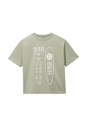 T-shirt vert clair à manches courtes avec des motifs de pièces de skateboard blanches et le texte "SKATE BOARD 32" sur le devant.