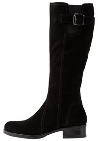 Bottes hauteur genou en daim noir avec un petit talon, ornées d'une boucle et de coutures verticales le long des côtés.