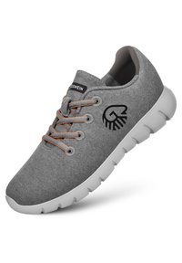 Baskets grises en toile avec des lacets orange, bout rond et semelle en caoutchouc blanc. Elles présentent un logo noir sur le côté et un upper lisse et texturé.