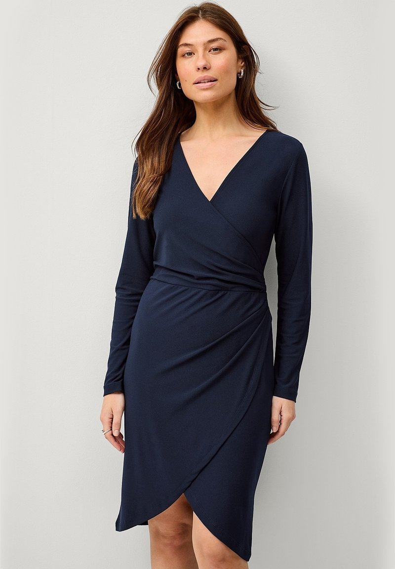 Marineblaue Wickelkleid mit langen Ärmeln, V-Ausschnitt und strukturiertem Stoff. Verfügt über eine taillierte Taille und einen asymmetrischen Saum für zusätzlichen Detailreichtum.