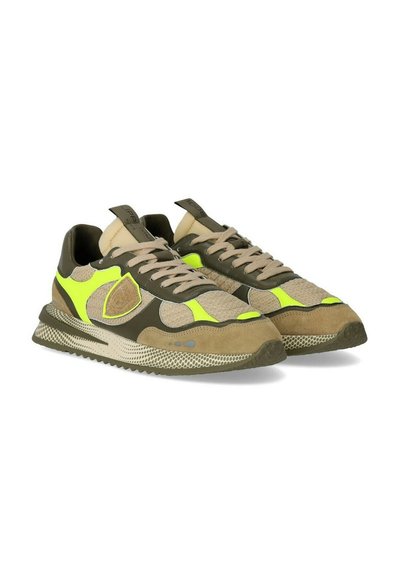Sneaker verdi e beige con una parte superiore in rete, accenti giallo neon, suede testurizzato e suola con motivo. Presentano lacci e colletto imbottito.