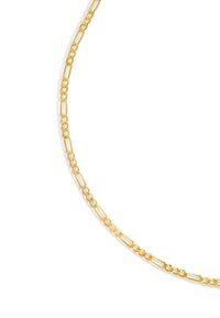 Halskette aus Gold mit verlängerten und runden Gliedern, polierter Oberfläche, flexibel im Design und mit glatter Textur.