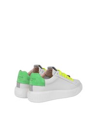 Sneaker bianche con una tomaia in pelle texturizzata, lacci giallo neon e un'accortezza in suede verde sul tallone. Presentano suole bianche rigate e dettagli di cucitura.