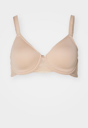 Soutien-gorge beige avec des bonnets moulés, des bretelles ajustables et de la dentelle, avec une texture lisse et un léger éclat.