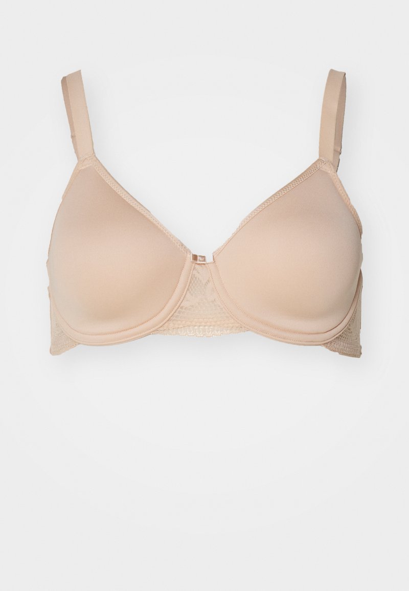 Soutien-gorge beige avec des bonnets moulés, des bretelles ajustables et de la dentelle, avec une texture lisse et un léger éclat.