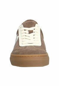 Bruine suède sneaker met witte veters en een tan rubberen zool. Bevat geperforeerde accenten en een rond neusontwerp.