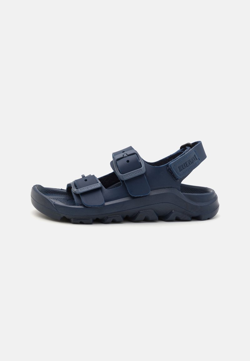 Marineblaue Sandalen mit zwei verstellbaren Riemen, strukturiertem Fußbett und einer groben Gummisohle für guten Halt. Hergestellt aus strapazierfähigem synthetischem Material.