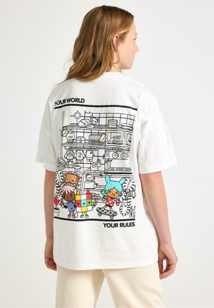 Weißes Baumwoll-T-Shirt mit einer farbenfrohen Cartoon-Grafik auf der Rückseite, die verspielte Figuren und eine märchenhafte Innenszene zeigt.