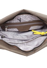 Interno di una borsa in tessuto intrecciato marrone, con una tasca con zip, foderato in grigio con motivi testuali e un nastro giallo come accentuazione.