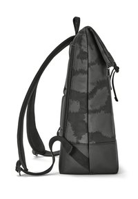 Geantă tote neagră cu o suprafață texturată, având un design subțire, bretele ajustabile și un compartiment cu fermoar pe o parte.