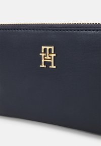 Tommy Hilfiger ICONIC LARGE - Portefeuille - space blue