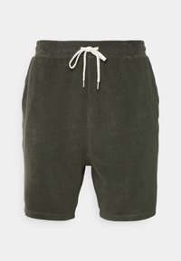 Shorts de survêtement vert olive avec une ceinture élastique, un cordon de serrage blanc et des poches latérales. Texture douce, longueur mi-cuisse.