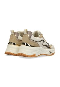 Zapatillas de ante beige y cuero liso con acentos metálicos, suelas acolchadas y suelas de goma texturizadas. Diseño de parte trasera acampanada.