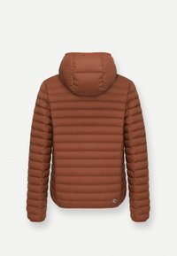 Bruine gewatteerde jas met een capuchon, voorzien van horizontale stiksels, elastische manchetten en een klein logo aan de onderkant. Soepele textuur, lichtgewicht ontwerp.