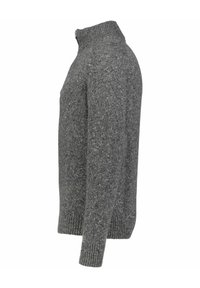 Grau gestrickter Pullover mit einem hohen Kragen, gerippten Bündchen und Saum, der ein strukturiertes Muster aufweist. Das Material wirkt weich und warm.
