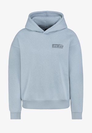 Lichtblauwe hoodie van zachte stof, met een grote capuchon, ribgebreide manchetten en zoom, en zwarte bedrukte tekst op de borst.