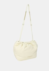 Borsa color crema con un design arricciato, realizzata in materiale morbido. Presenta una tracolla con catena e un logo impresso.
