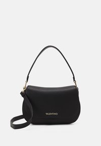 Sac à épaule en cuir noir avec une forme courbée, doté d'un dessus plat, d'une courte poignée et de garnitures en or. Le nom de la marque est estampé à l'avant.